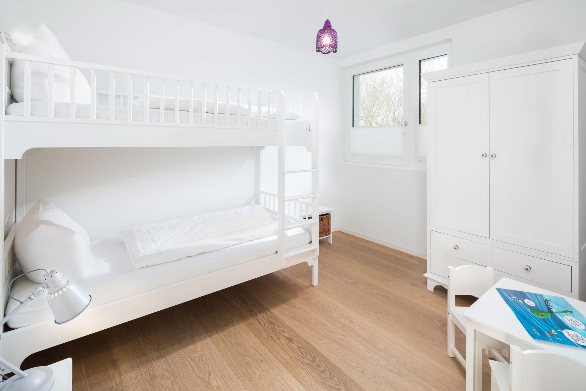 &nbsp;Helles Kinderzimmer mit Mal-/Basteltisch und Spielsachen